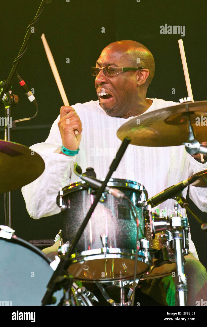 Le batteur Rod Youngs se présentant avec Jazz Jamaica au Womad Festival, Royaume-Uni, le 29 juillet 2011. Banque D'Images