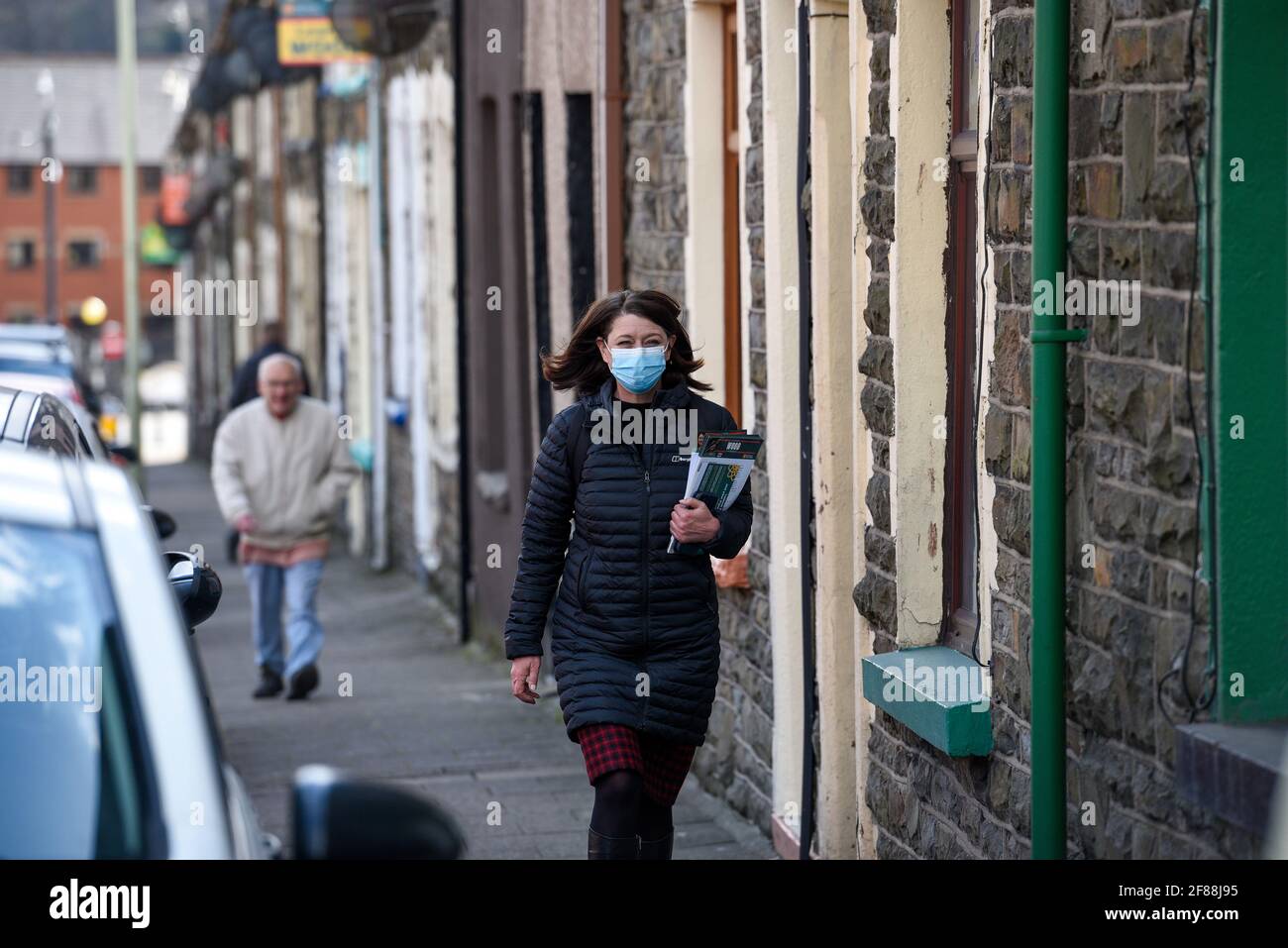 Rhondda, pays de Galles, Royaume-Uni. 12 avril 2021: Leanne Wood AM de Plaid Cymru est dans la démarchage de Rhondda pour les élections Senedd avant le vote le 6 mai 2021 crédit: Andrew Dowling/Alamy Live News Banque D'Images