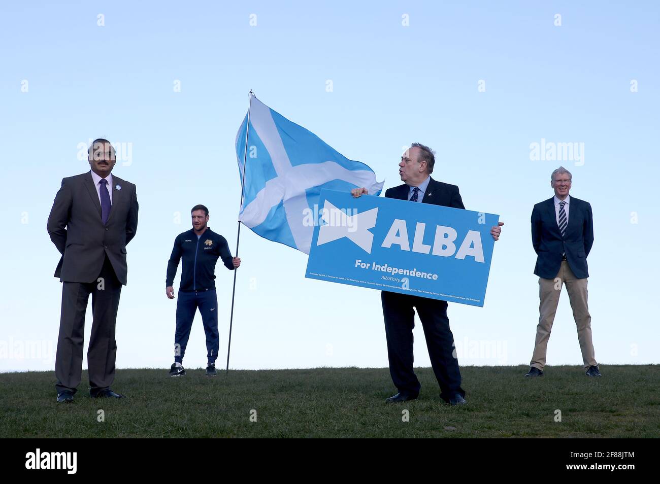 Alex Salmond, chef du Parti ALBA, avec les candidats de l'ALBA Lothian, le r Irshad Ahmed, Alex Arthur et Kenny MacAskill, à une photocall à Calton Hill, Édimbourg, marquant le lancement de la campagne de l'ALBA Lothian pour l'élection parlementaire écossaise. Date de la photo: Lundi 12 avril 2021. Banque D'Images