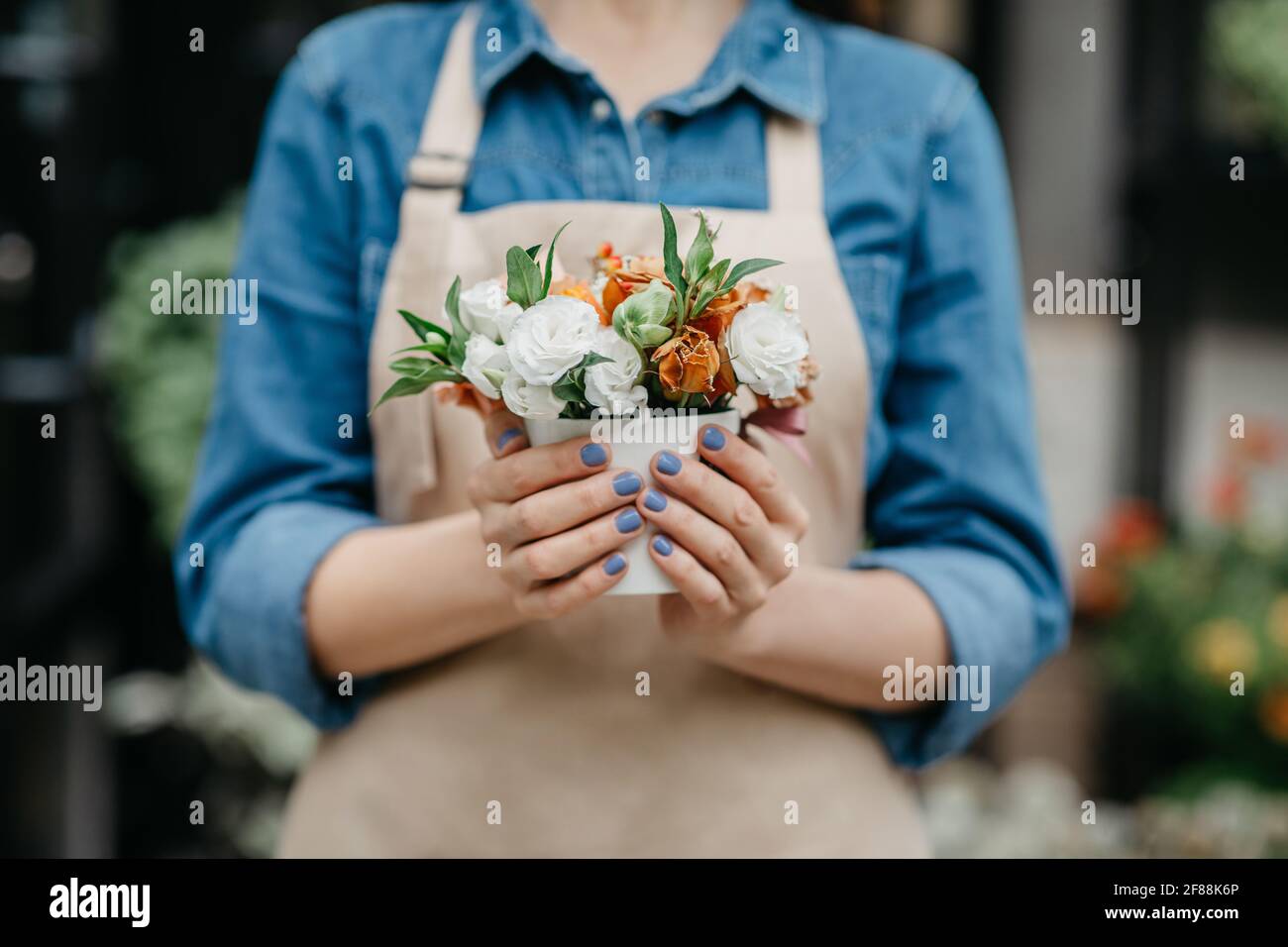 Commande client en ligne, travail de fleuriste et vendeur de fleurs, saison de printemps dans les petites entreprises Banque D'Images