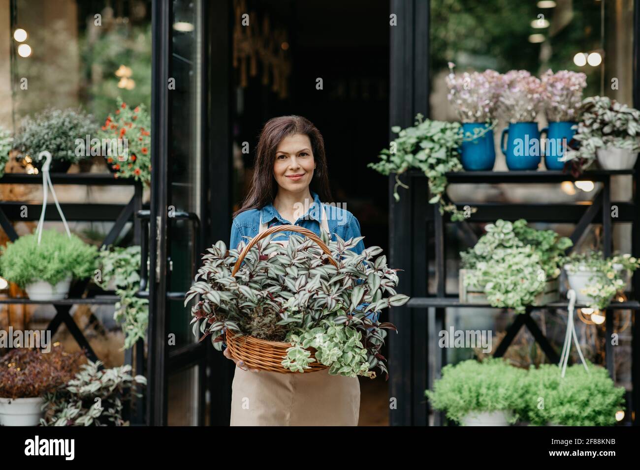 Ouverture du magasin de fleurs, petite entreprise après la pandémie de covid-19 et travail de jardinier, ordre de livraison, bouquet de création Banque D'Images