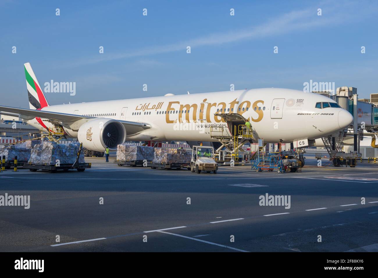 DUBAÏ, Émirats Arabes Unis - 02 FÉVRIER 2020 : Boeing 777-300 (A6-ECS) d'Emirates Airlines chargé à l'aéroport international de Dubaï Banque D'Images