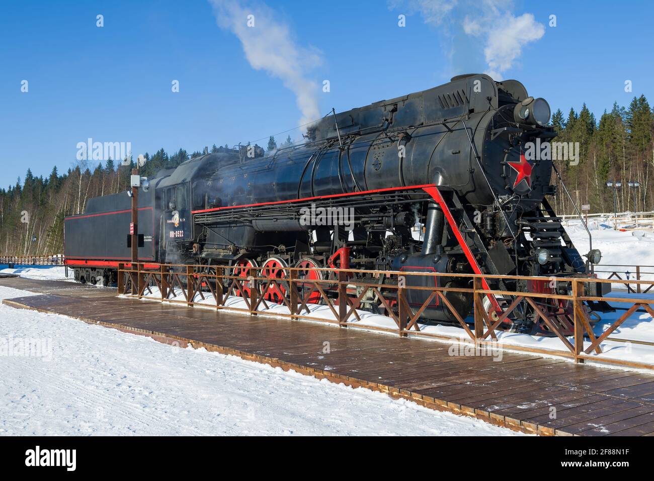 RUSKEALA, RUSSIE - 10 MARS 2021 : locomotive à vapeur de fret de ligne principale soviétique LV-0522 sur la gare de 'Ruskeala Mountain Park' lors d'une marche ensoleillée Banque D'Images