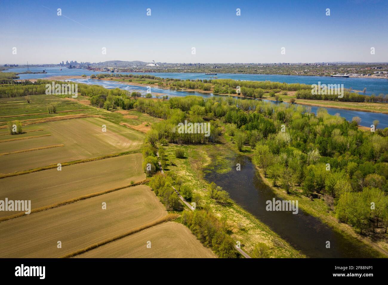 Vue aérienne des terres agricoles rurales le long du fleuve Saint-Laurent Banque D'Images