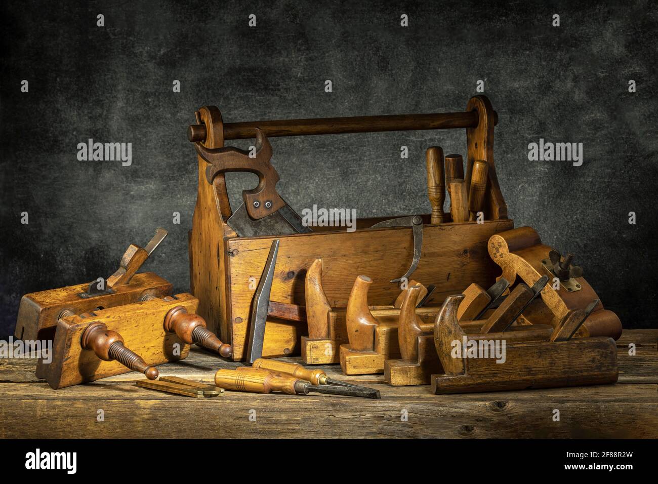 Still Life - Ancien outil en bois Boîte pleine d'outils Banque D'Images