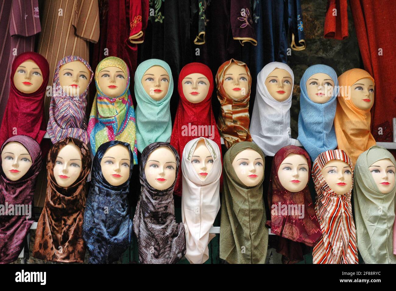 Jérusalem : hijabs colorés à vendre sur des têtes de mannequin dans le quartier arabe Banque D'Images