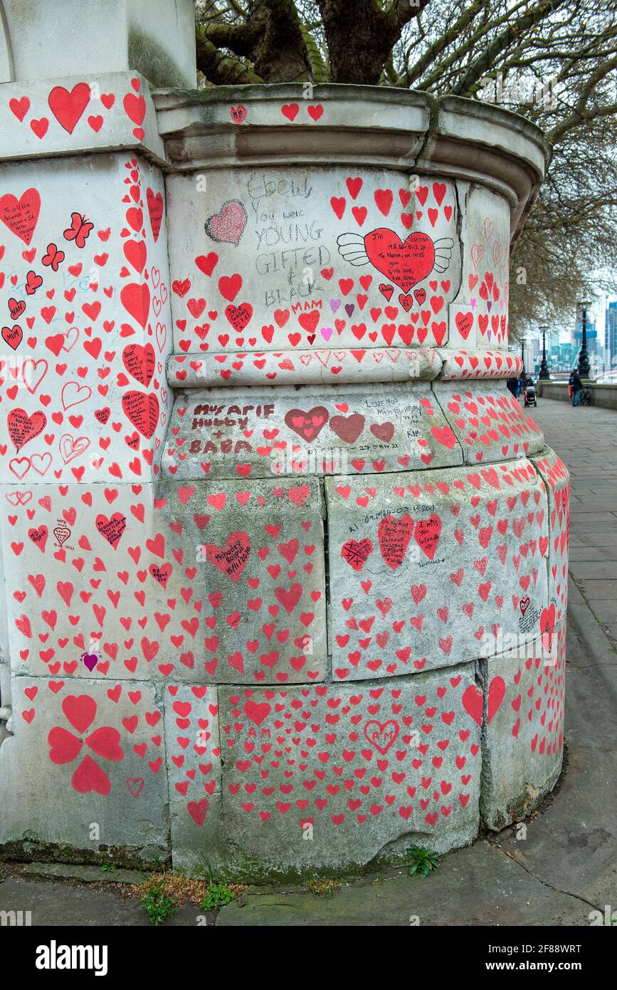 Le mur commémoratif national Covid de Southbank, couvert de milliers de coeurs dessinés à la main, en mémoire de toutes les vies perdues à la pandémie COVID-19. Banque D'Images