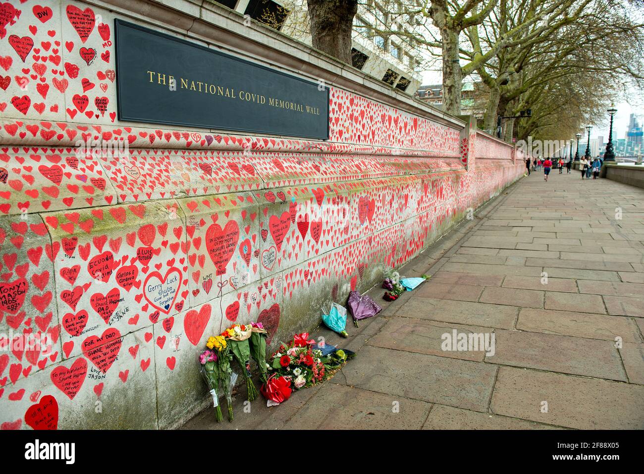 Le mur commémoratif national Covid de Southbank, couvert de milliers de coeurs dessinés à la main, en mémoire de toutes les vies perdues à la pandémie COVID-19. Banque D'Images