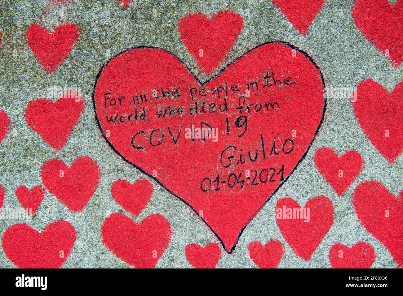 Le mur commémoratif national Covid de Southbank, couvert de milliers de coeurs dessinés à la main, en mémoire de toutes les vies perdues à la pandémie COVID-19. Banque D'Images