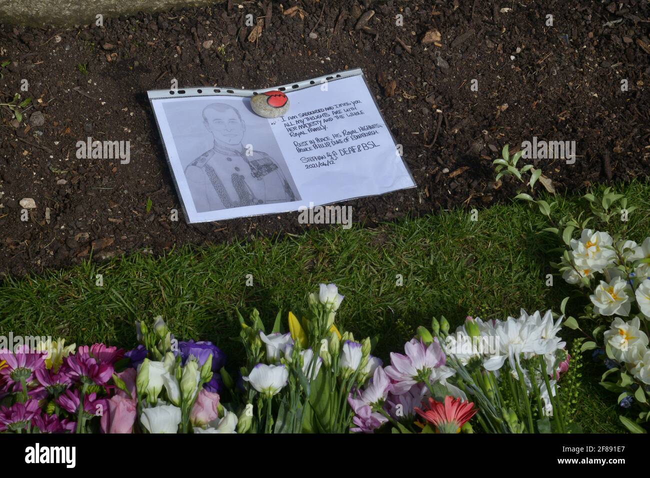 Windsor, Royaume-Uni. 12 avril 2021. Un dessin du prince Philip en hommage. Windsor se prépare aux funérailles du duc d'Édimbourg, le prince Philip, décédé au château de Windsor vendredi à l'âge de 99 ans. Crédit : SOPA Images Limited/Alamy Live News Banque D'Images
