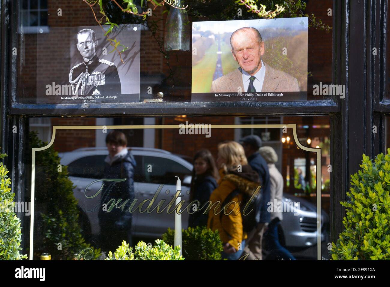 Windsor, Royaume-Uni. 12 avril 2021. Portraits du prince Philip exposés sur la fenêtre de Windsor. Windsor se prépare aux funérailles du duc d'Édimbourg, le prince Philip, décédé au château de Windsor vendredi à l'âge de 99 ans. (Photo de Thomas Krych/SOPA Images/Sipa USA) crédit: SIPA USA/Alay Live News Banque D'Images