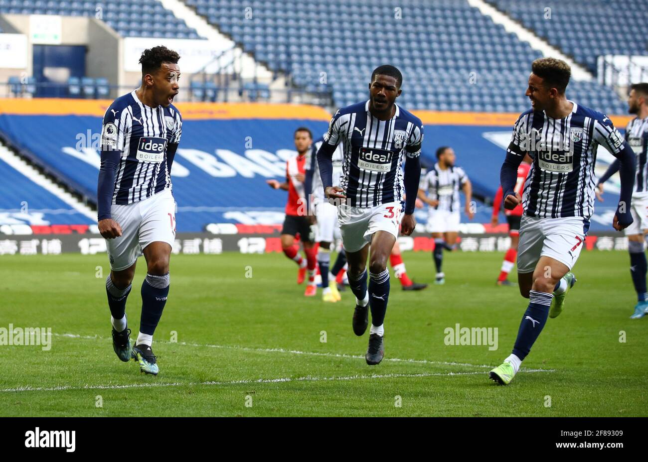 West Bromwich le Matheus Pereira de Albion smelebrates marquant le premier but de leur partie à partir d'une pénalité lors du match de la Premier League aux Hawthorns, West Bromwich. Date de la photo: Lundi 12 avril 2021. Banque D'Images West Bromwich le Matheus Pereira de Albion smelebrates marquant le premier but de leur partie à partir d'une pénalité lors du match de la Premier League aux Hawthorns, West Bromwich. Date de la photo: Lundi 12 avril 2021. Banque D'Images