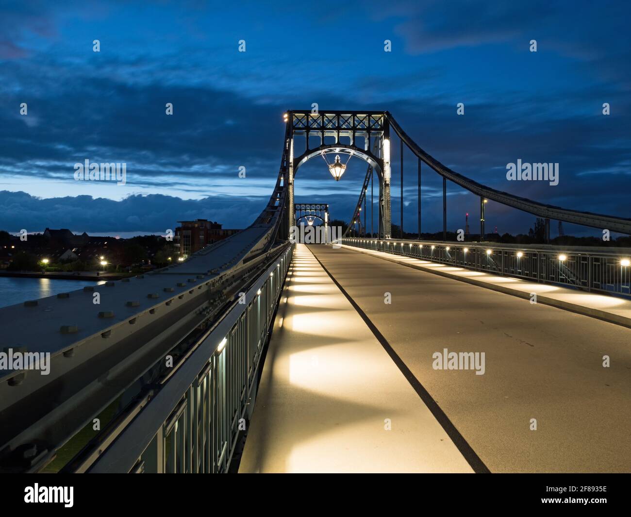 Kaiser Wilhelm Bridge, point de repère de la ville de Wilhelmshaven, Allemagne, à l'heure bleue Banque D'Images