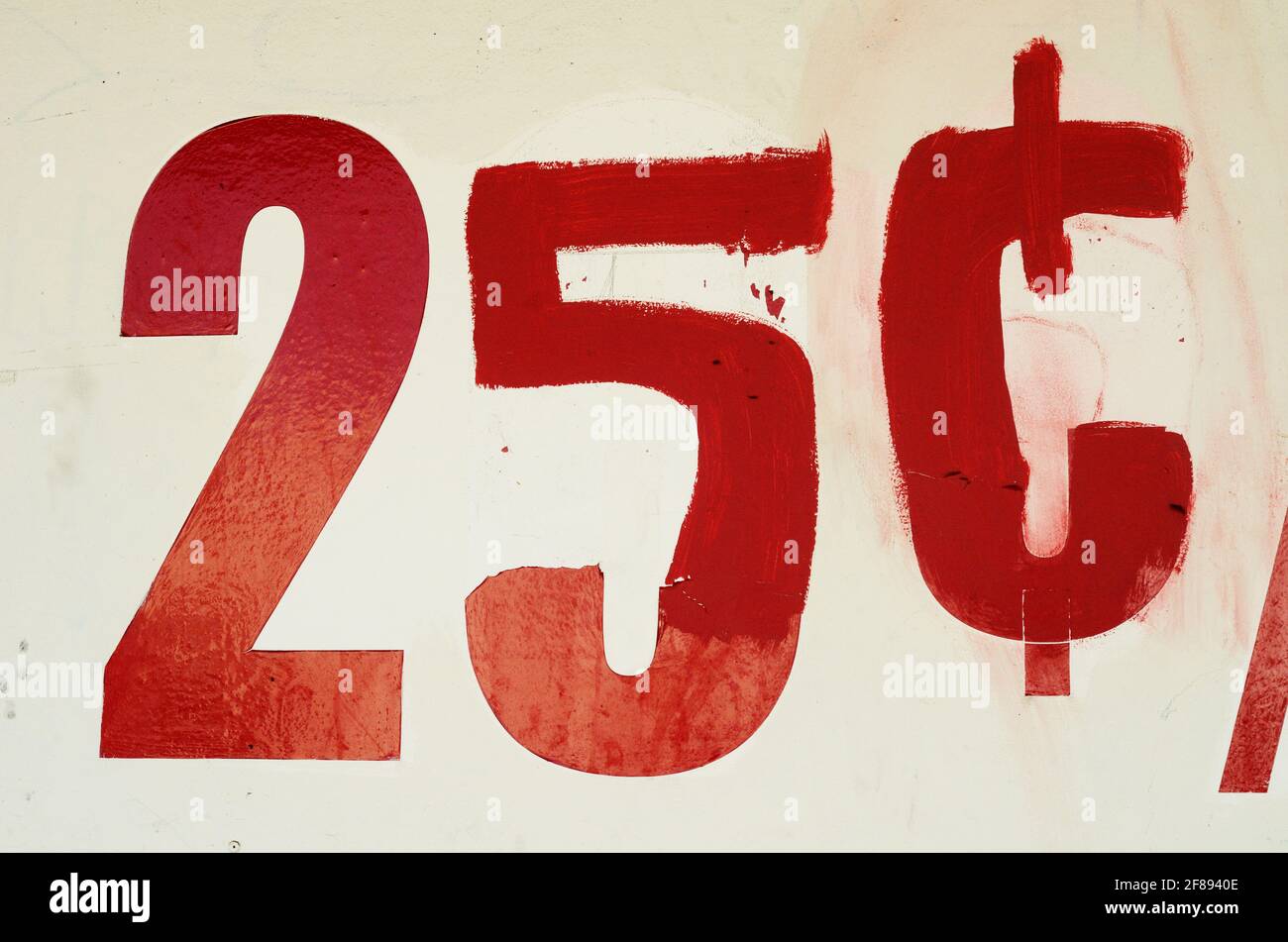 Symbole parfait de l'argent ou manque de lui, 25 cents bizarrement peint en rouge sur le mur blanc, Banque D'Images