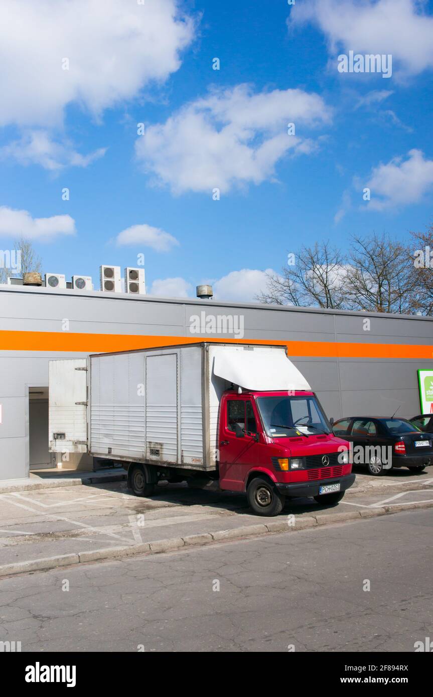 POZNAN, POLOGNE - 26 mars 2014 : déchargement par camion de marchandises par un supermarché Banque D'Images