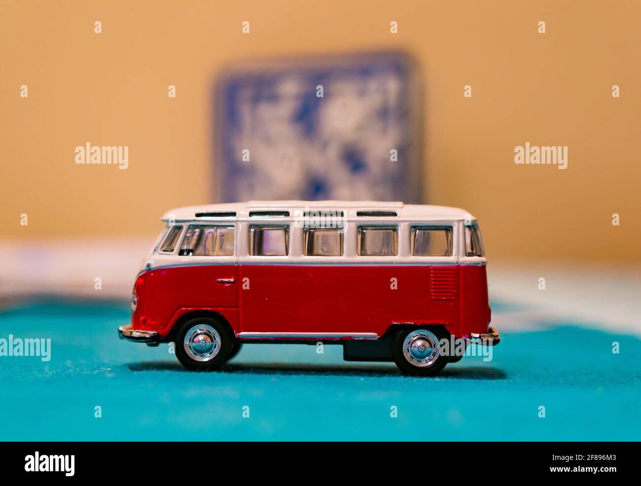 POZNAN, POLOGNE - 02 février 2018: Volkswagen Van Samba jouet bus de côté sur une table en point doux sur vers janvier 2018 à Poznan, Pologne Banque D'Images