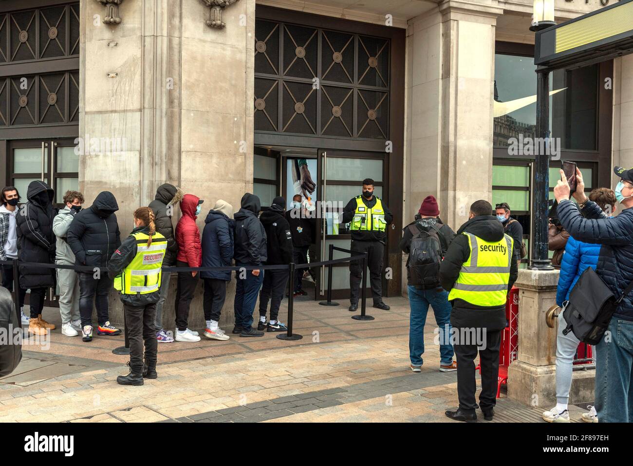 Londres, Royaume-Uni. 12 avril 2021. Les gens font la queue devant le magasin Nike Town d'Oxford Street à Londres après la réouverture des magasins non essentiels. (Photo par Dave Rushen/SOPA Images/Sipa USA) crédit: SIPA USA/Alay Live News Banque D'Images