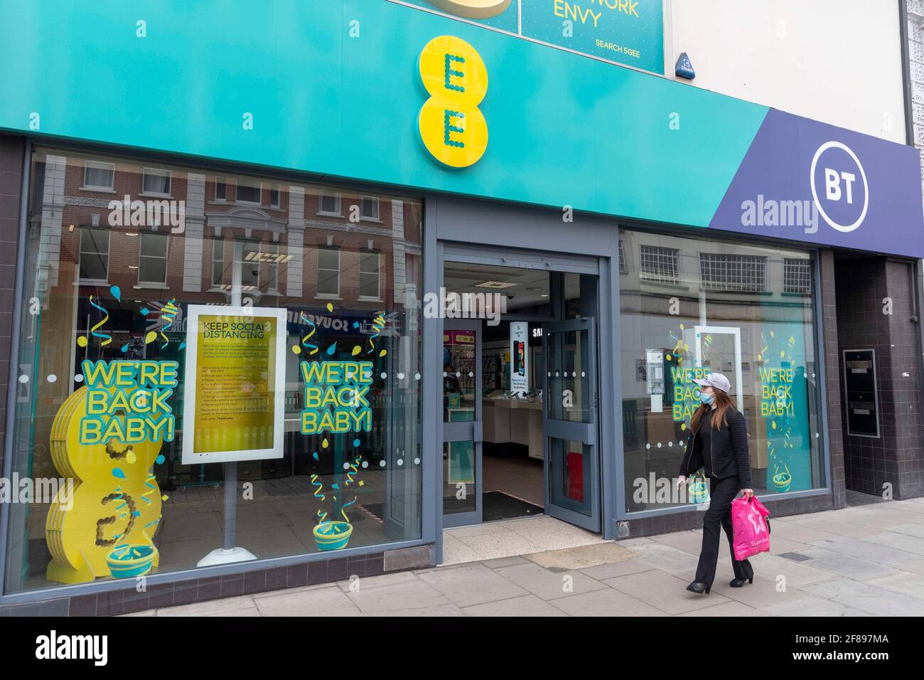 Londres, Royaume-Uni. 12 avril 2021. Une femme passe devant un magasin EE d'Oxford Street avec un panneau sur la fenêtre indiquant "nous sommes de retour bébé!" (Photo par Dave Rushen/SOPA Images/Sipa USA) crédit: SIPA USA/Alay Live News Banque D'Images