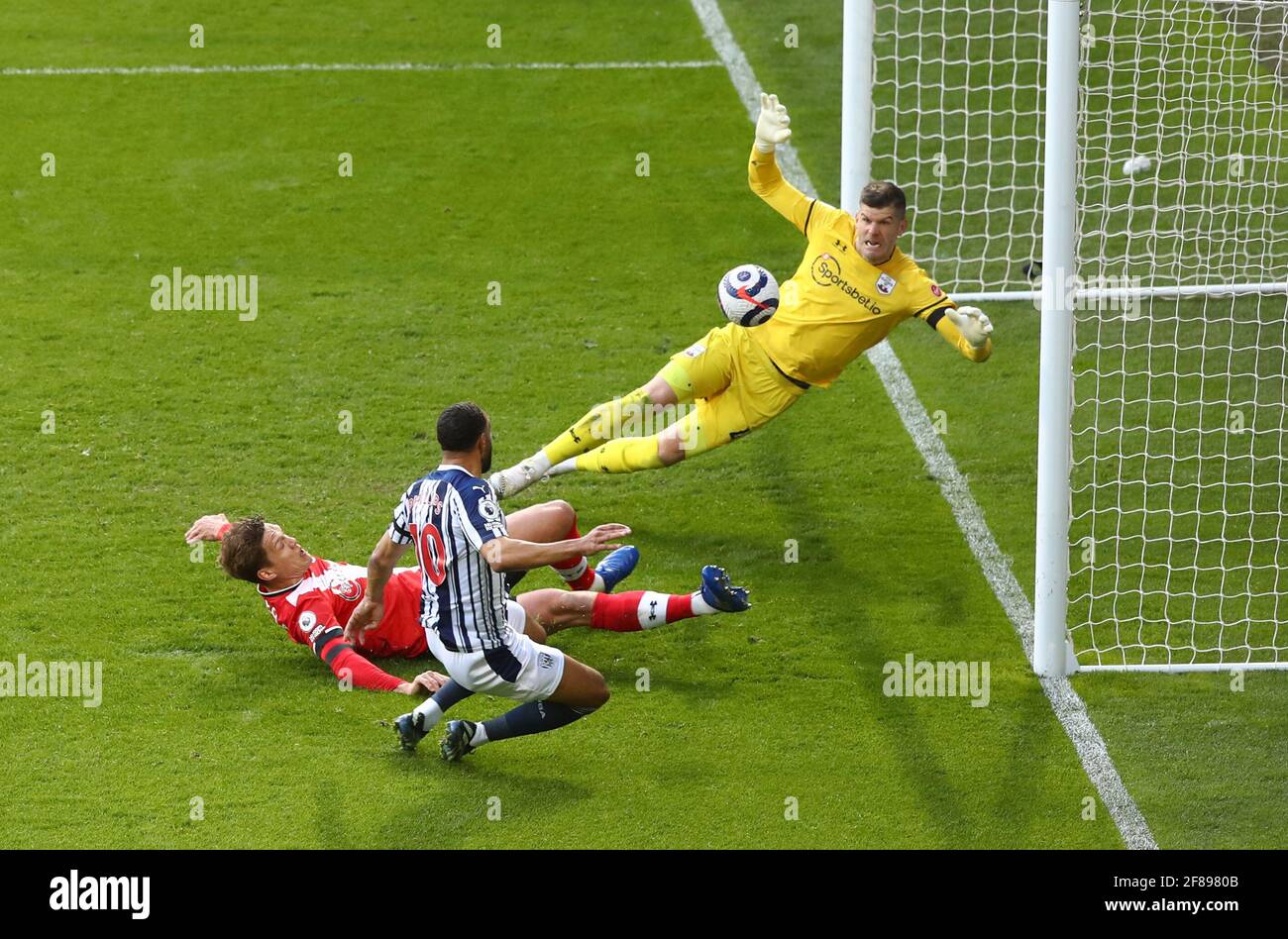 Matt Phillips de West Bromwich Albion marque le deuxième but de son camp lors du match de la Premier League aux Hawthorns, West Bromwich. Date de la photo: Lundi 12 avril 2021. Banque D'Images