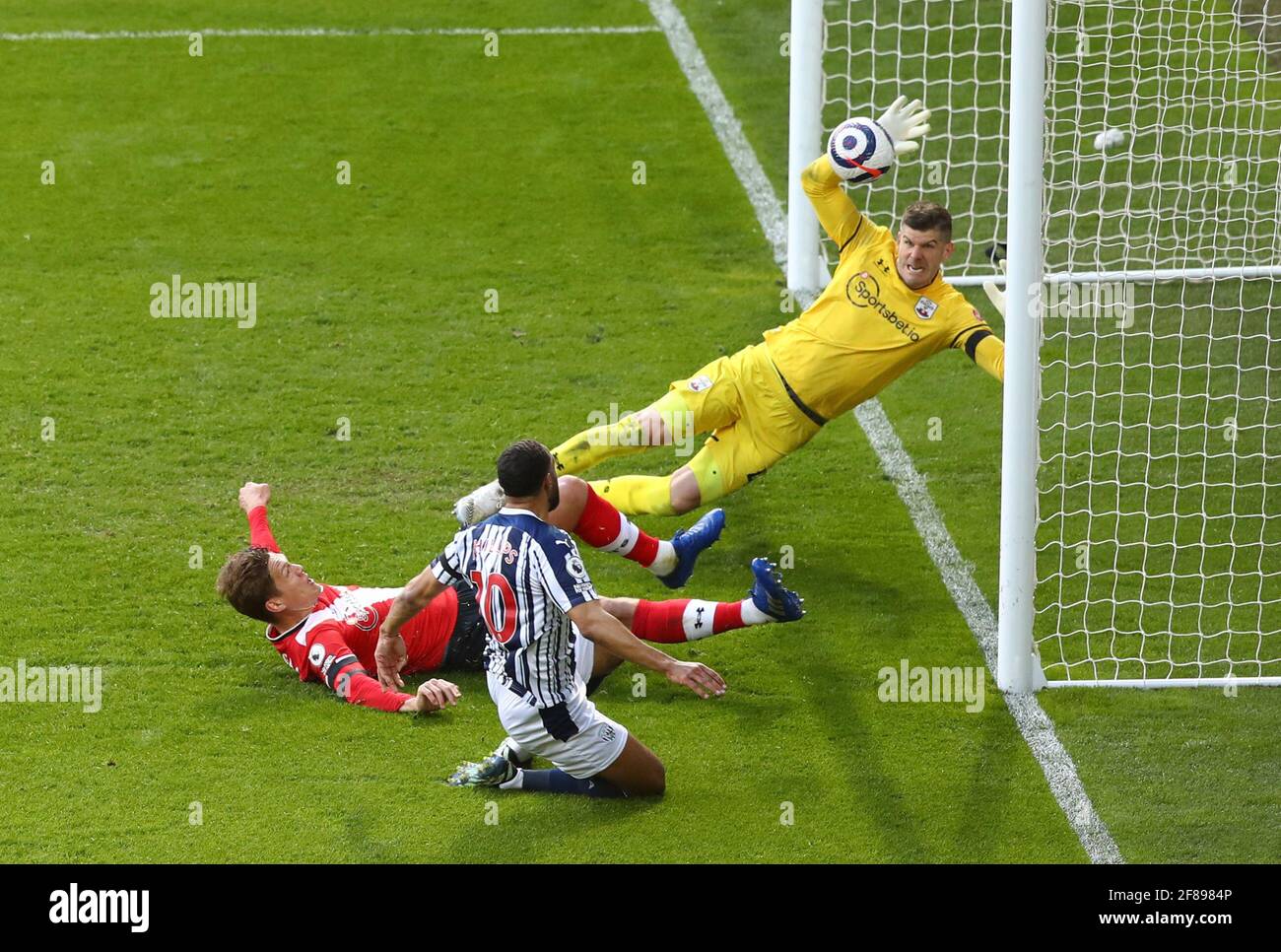 Matt Phillips de West Bromwich Albion marque le deuxième but de son camp lors du match de la Premier League aux Hawthorns, West Bromwich. Date de la photo: Lundi 12 avril 2021. Banque D'Images Matt Phillips de West Bromwich Albion marque le deuxième but de son camp lors du match de la Premier League aux Hawthorns, West Bromwich. Date de la photo: Lundi 12 avril 2021. Banque D'Images