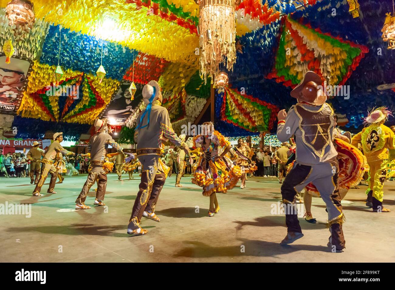 Danse carrée en représentation à la fête de Saint John, lors de la célébration de juin au Parque do Povo, Campina Grande, Paraiba, Brésil, le 25 juin 2011. Banque D'Images