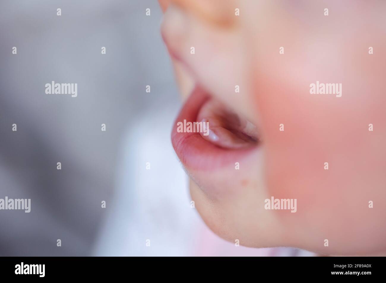 Un Portrait En Gros Plan D Une Bouche De Bebe Avec Les Deux Premieres Petites Dents Blanches Sortant Des Gencives Le Petit Enfant A Un Sourire Sur Son Visage Les Deux T Photo