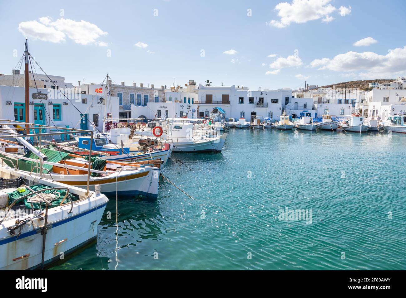 Naoussa, île de Paros, Grèce - 27 septembre 2020 : bateaux et voiliers amarrés au quai du port. Petite ville de pêche. Banque D'Images