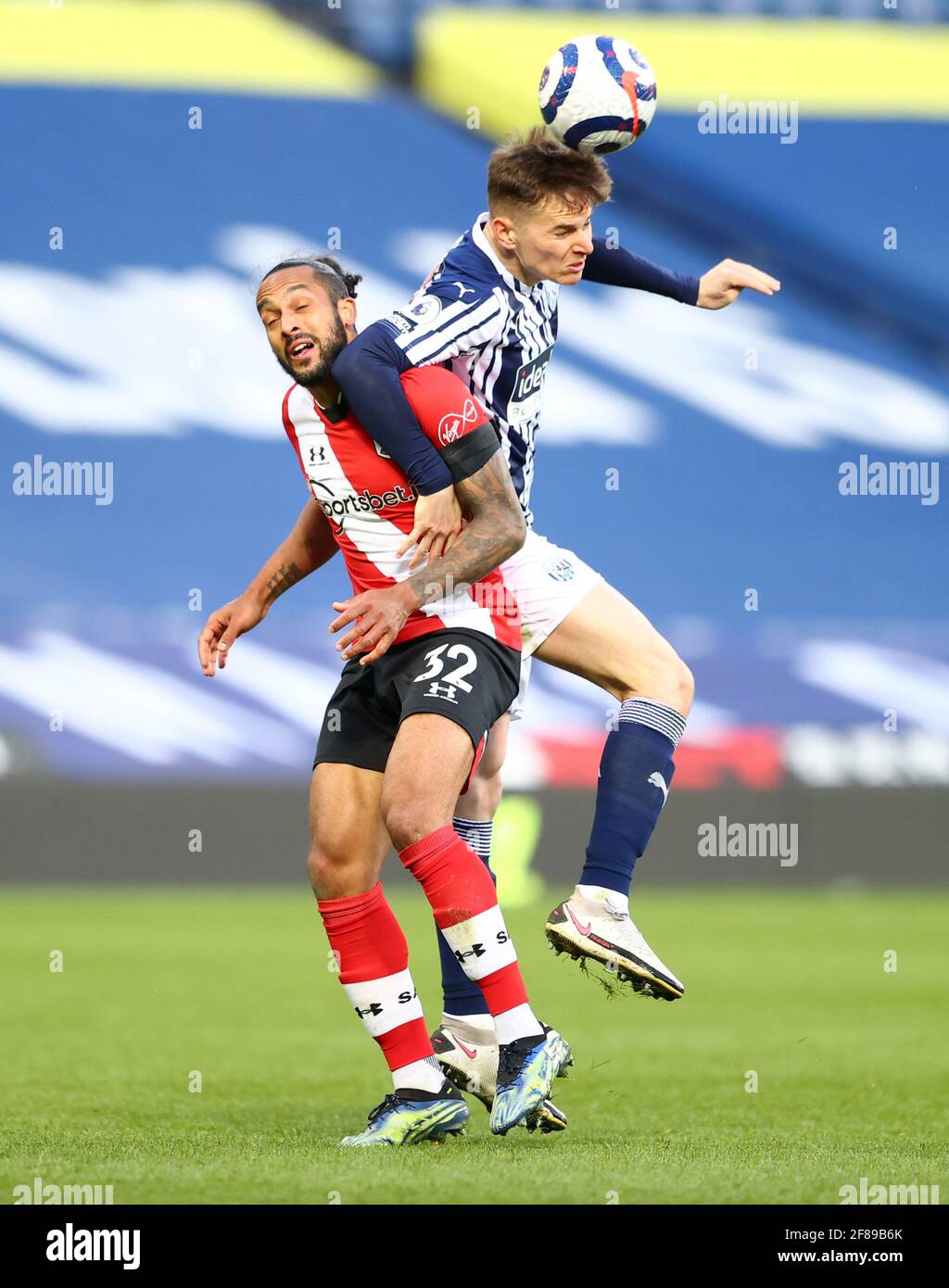 Theo Walcott de Southampton et Conor Townsend de West Bromwich Albion se battent pour le ballon lors du match de la Premier League aux Hawthorns, West Bromwich. Date de la photo: Lundi 12 avril 2021. Banque D'Images Theo Walcott de Southampton et Conor Townsend de West Bromwich Albion se battent pour le ballon lors du match de la Premier League aux Hawthorns, West Bromwich. Date de la photo: Lundi 12 avril 2021. Banque D'Images