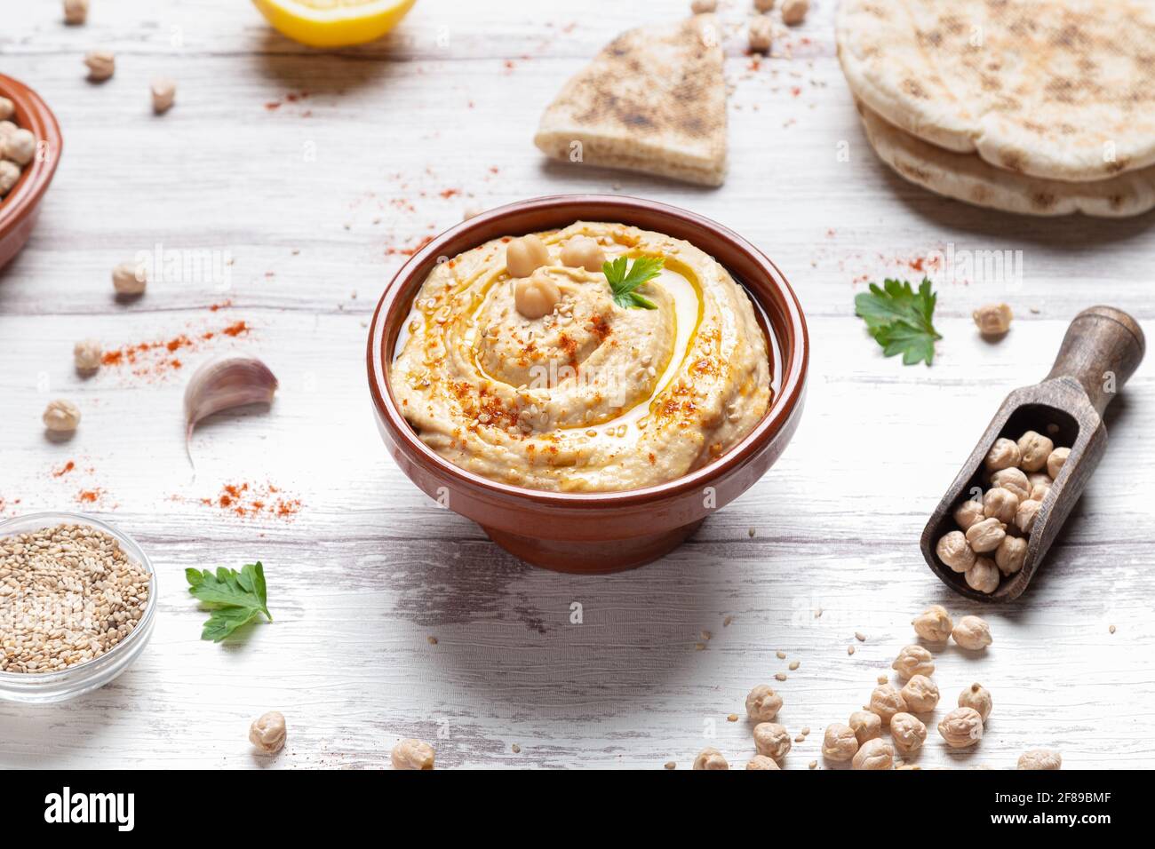 Bol de houmous maison sur fond clair. Banque D'Images