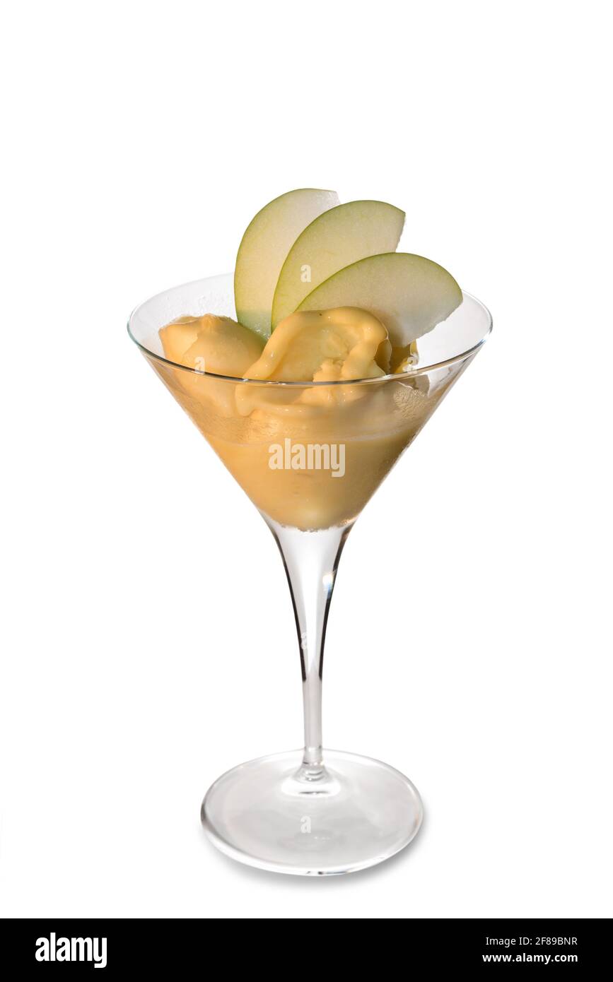 Sorbet de crème glacée aux pommes en verre martini avec des tranches de pomme isolées sur blanc, gros plan, espace de copie Banque D'Images