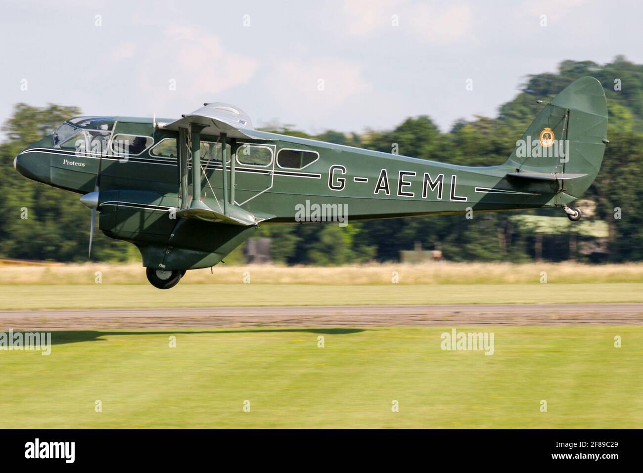 1936 de Havilland Dragon Rapide G-AEML débarquant à un salon aérien à  Duxford, Royaume-Uni. De Havilland DH.89A avion biplan Dragon rapide  vintage Photo Stock - Alamy