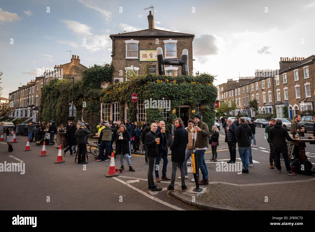 Londres, Royaume-Uni. 12 avril 2021. Des buveurs à l'extérieur du pub Fullback, à Finsbury Park, dans le nord de Londres, qui a ouvert à nouveau aujourd'hui pour boire à l'extérieur, tandis que les mesures de confinement sont assouplies dans tout le Royaume-Uni. Date de la photo: Lundi 12 avril 2021. Le crédit photo devrait se lire: Matt Crossick/Empics/Alamy Live News Banque D'Images