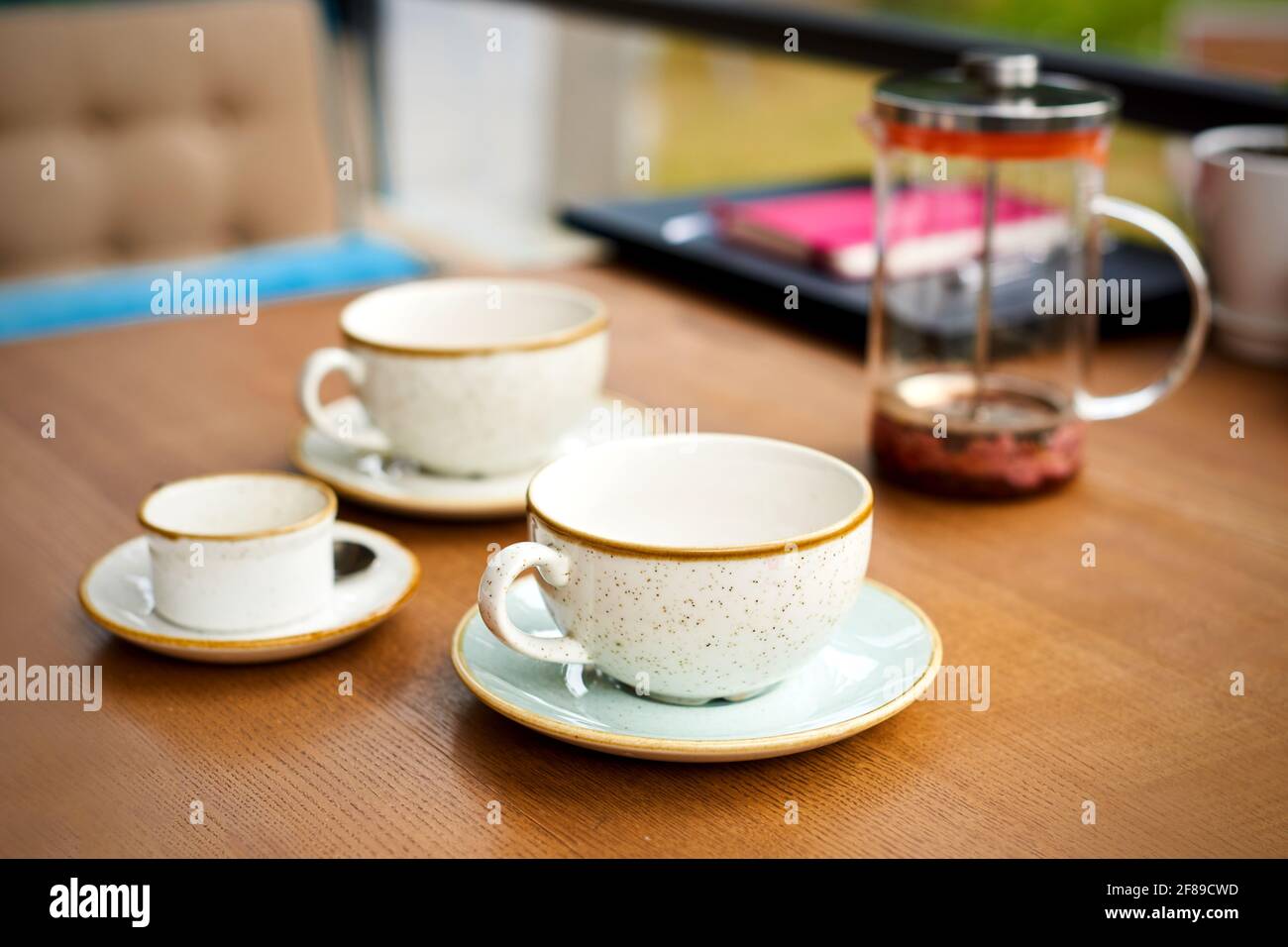 videz les tasses à thé restantes et la théière sur une table en bois café ou maison de campagne avec terrasse Banque D'Images