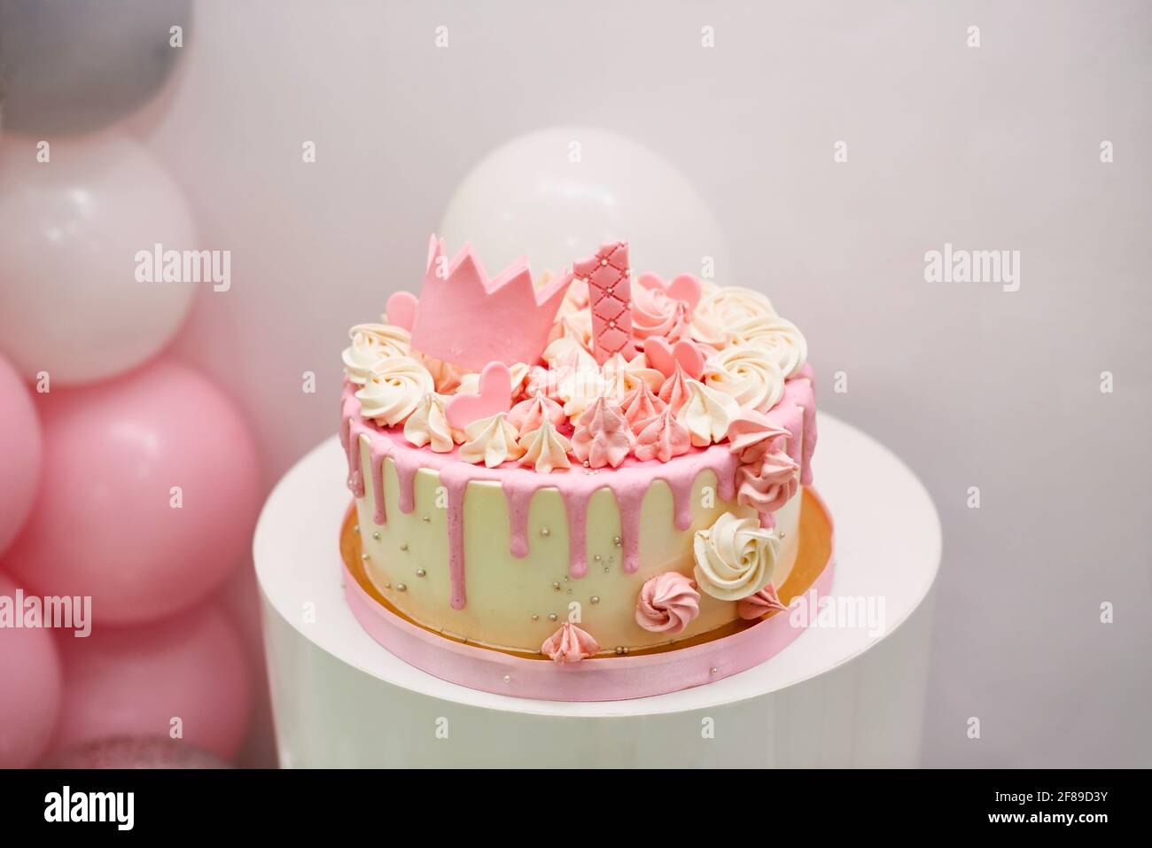 Gateau Rose Delicat Avec Boules Couronne De Princesse Doree Et Numero 1 Une Fete D Anniversaire D Une Fille D Un An Avec Gateau Et Ballons D Helium Sur Bac Blanc Photo Stock Alamy Gateau Rose Delicat Avec Boules Couronne De Princesse Doree Et Numero 1 Une Fete D Anniversaire D Une Fille D Un An Avec Gateau Et Ballons D Helium Sur Bac Blanc Photo Stock Alamy