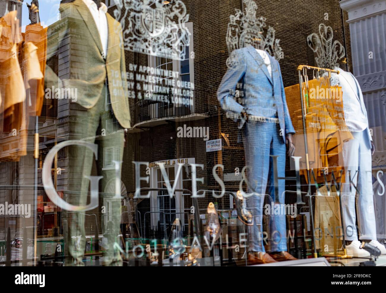 Vitrine de Gieves & Hawkes, un tailleur sur mesure pour hommes au n° 1 Savile Row, Londres ; fondée en 1771 ; titulaire de trois Royal Warrants. Banque D'Images