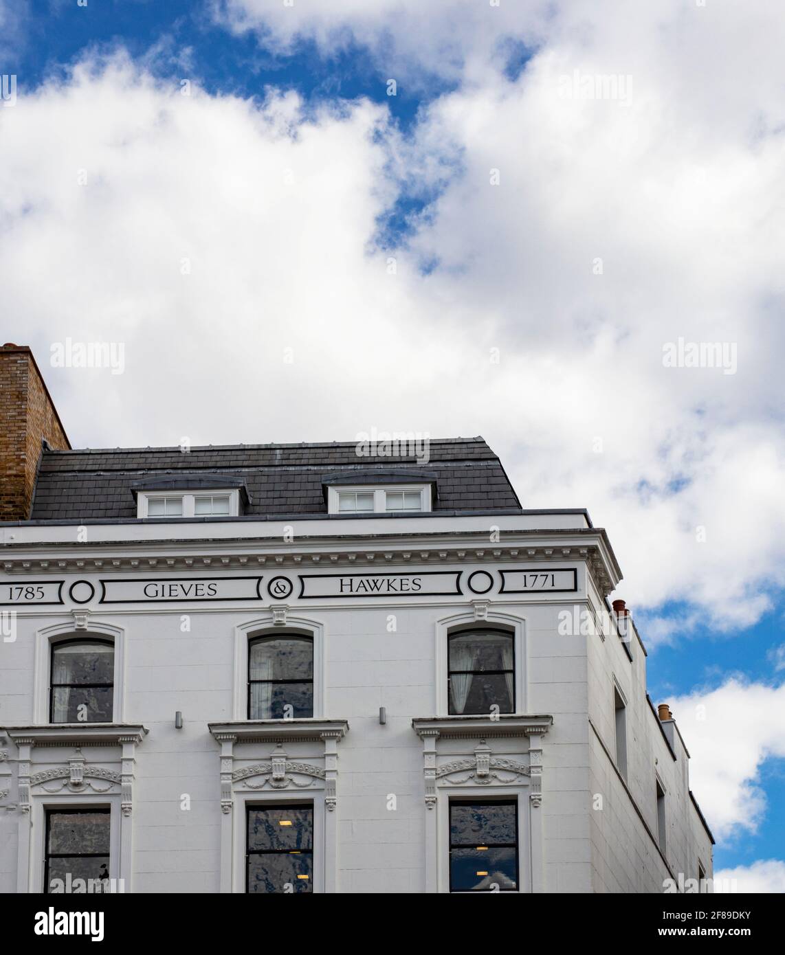 Étages supérieurs et toit de Gieves & Hawkes, un tailleur sur mesure pour hommes au n° 1 Savile Row, Londres ; fondé en 1771 ; titulaire de trois Royal Warrants. Banque D'Images