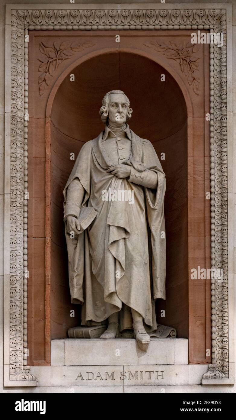 Statue d'Adam Smith de William Theed dans une niche au-dessus de l'entrée arrière de l'Académie royale des arts (RA) à Burlington Gardens, Londres Banque D'Images