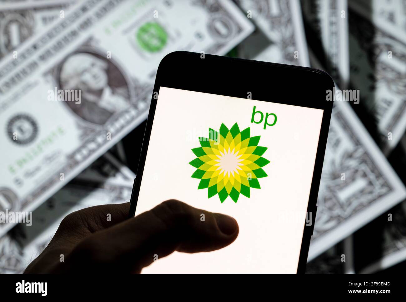 Chine. 27 mars 2021. Dans cette illustration, le logo de British Petroleum Company plc, connu sous le nom de BP plc, est visible sur un écran d'appareil mobile Android avec la devise de l'icône dollar des États-Unis, symbole d'icône $ en arrière-plan. Crédit: Budrul Chukrut/SOPA Images/ZUMA Wire/Alay Live News Banque D'Images