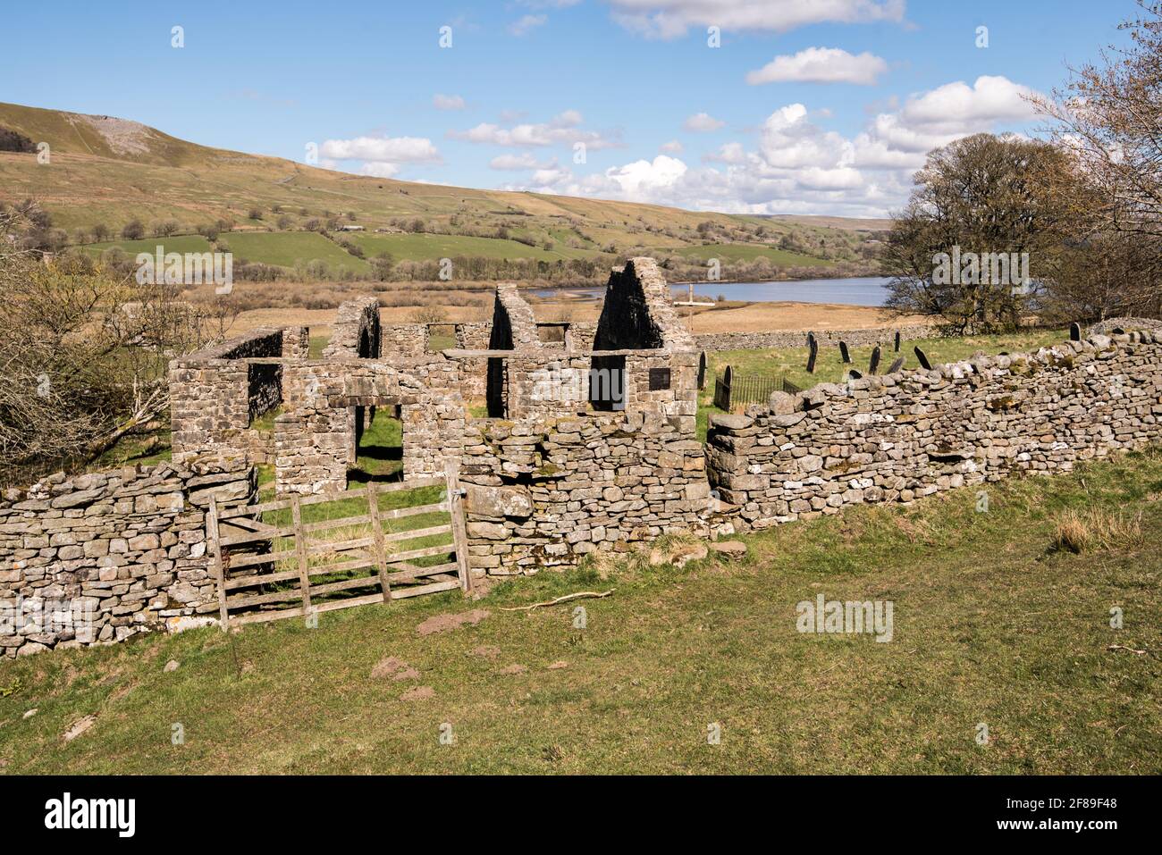 La ruine rudes de l'ancienne église de Busk Raydale Yorkshire Parc national de Dales, Angleterre Banque D'Images