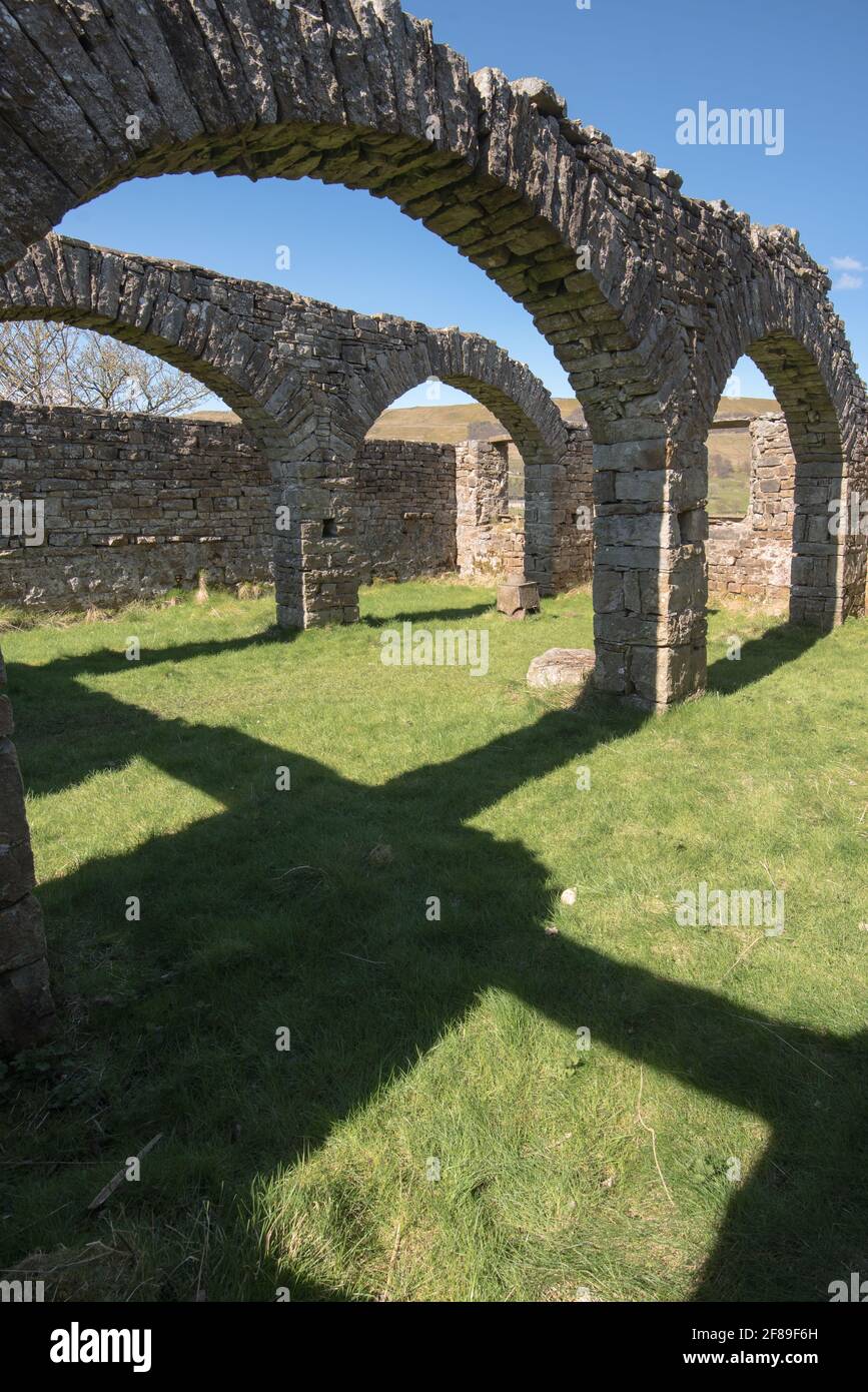 La ruine rudes de l'ancienne église de Busk Raydale Yorkshire Parc national de Dales, Angleterre Banque D'Images