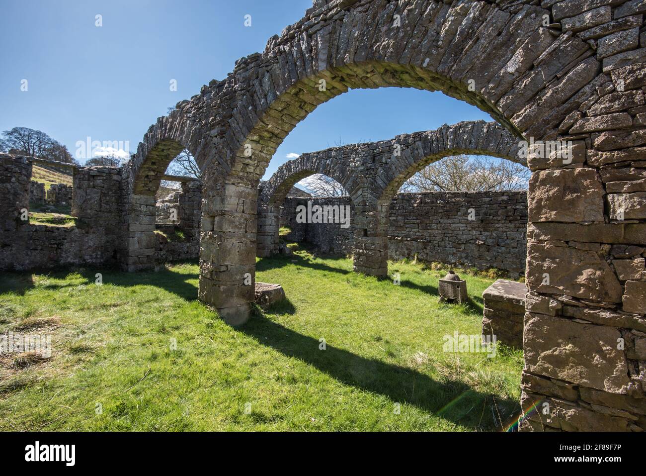 La ruine rudes de l'ancienne église de Busk Raydale Yorkshire Parc national de Dales, Angleterre Banque D'Images