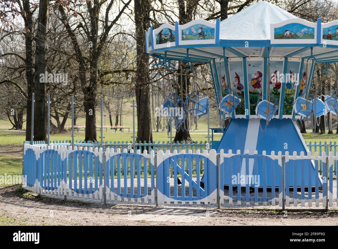 Carrousel fermé dans le parc Hirschgarten à Munich, Allemagne Banque D'Images