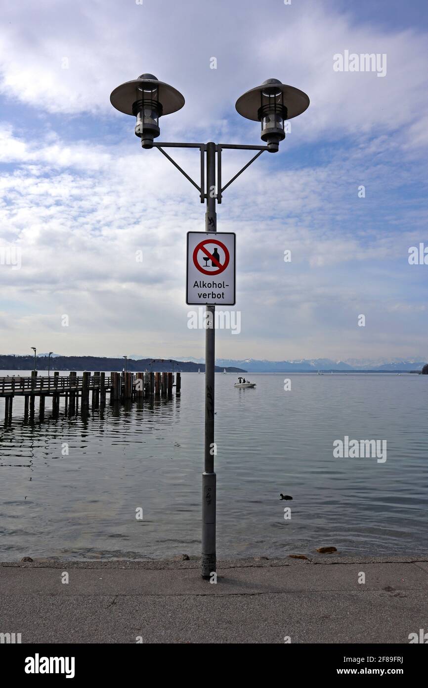 Signe de l'obligation de masque et de l'interdiction d'alcool à Starnberger See, Allemagne Banque D'Images