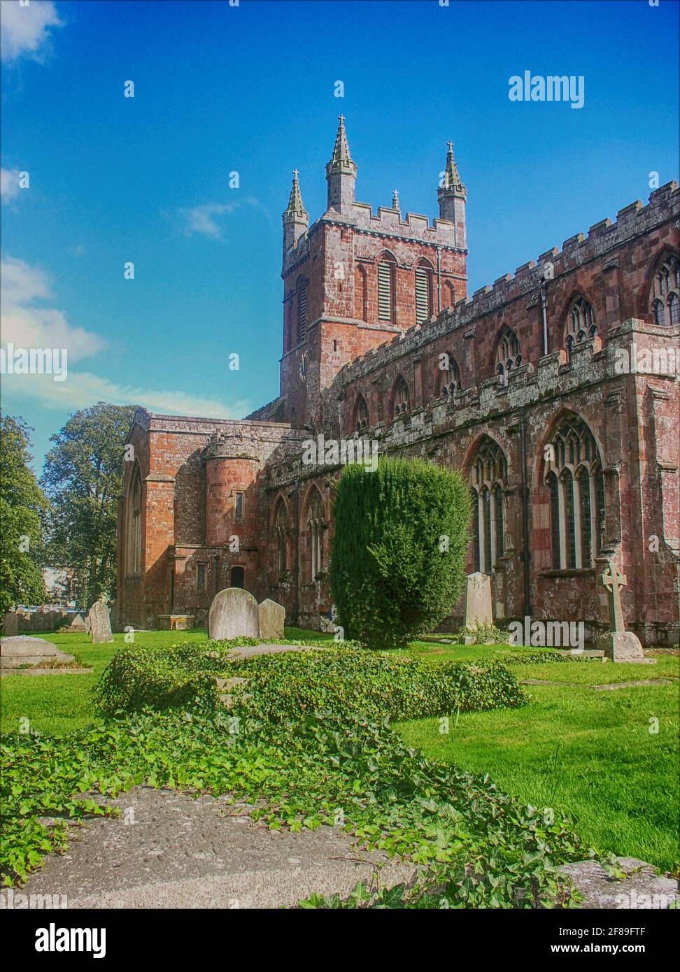 Crediton, Devon, Royaume-Uni- Eglise paroissiale construite au XVe siècle, briqueterie de style gothique normand avec un clocher carré Banque D'Images