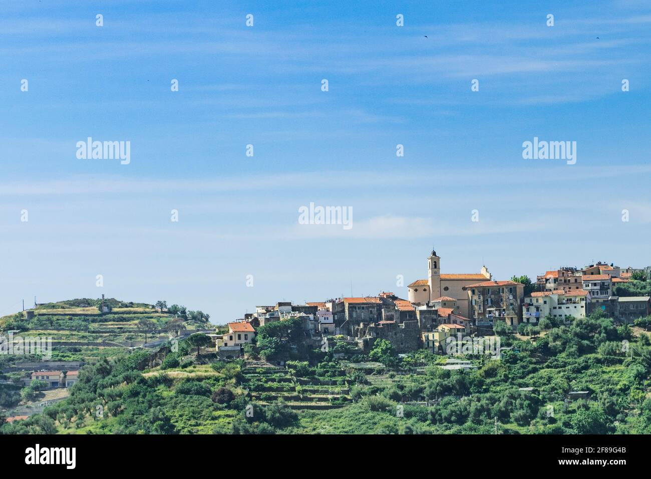 Village italien dans sur les montagnes Banque D'Images
