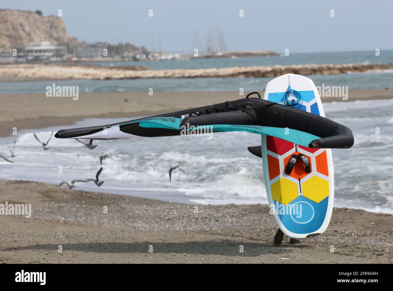 l'homme marche sur la plage avec cerf-volant et planche à voile, mer en  arrière-plan Photo Stock - Alamy