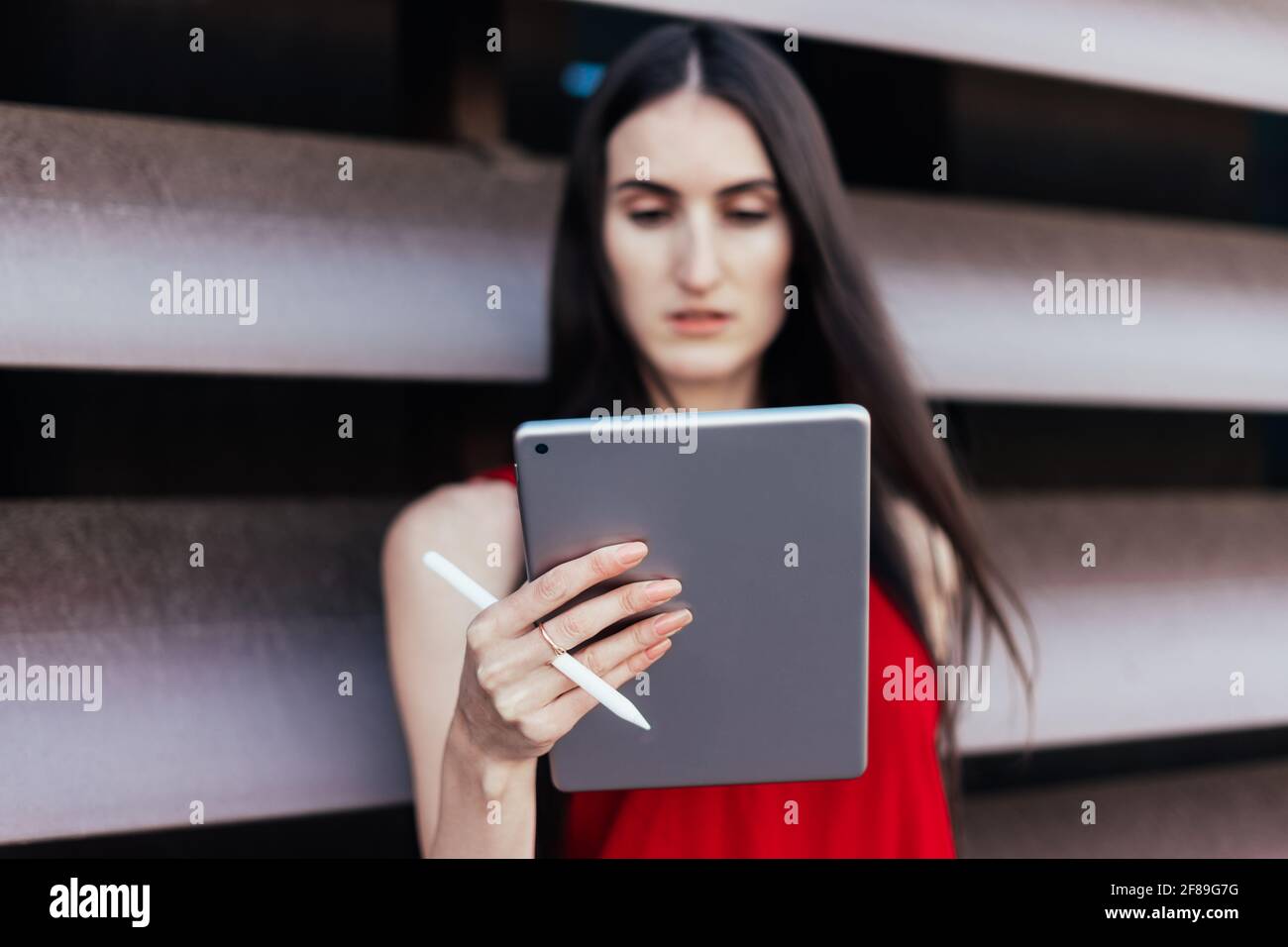 Gros plan d'une femme qui regarde sa tablette. Mise au point sélective sur la tablette. Concept technologique. Banque D'Images