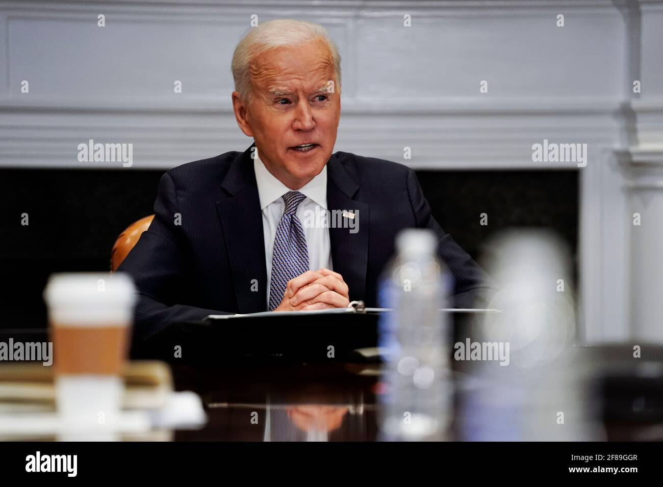 Le président des États-Unis Joseph R. Biden Jr. S'exprime lors du Virtual CEO Summit on Semiconductor and Supply Chain à la Maison Blanche à Washington, le lundi 12 avril 2021. Crédit : AMR Alfiky/Pool via CNP/MediaPunch Banque D'Images