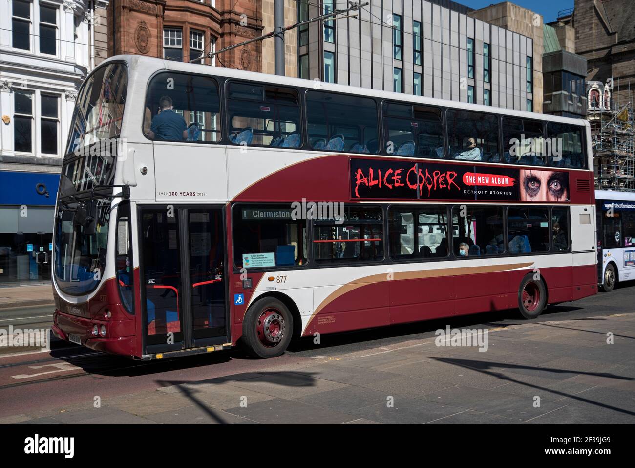 Publicité Alice Cooper sur le côté d'un Lothian bus sur Princes Street, Édimbourg, Écosse, Royaume-Uni. Banque D'Images