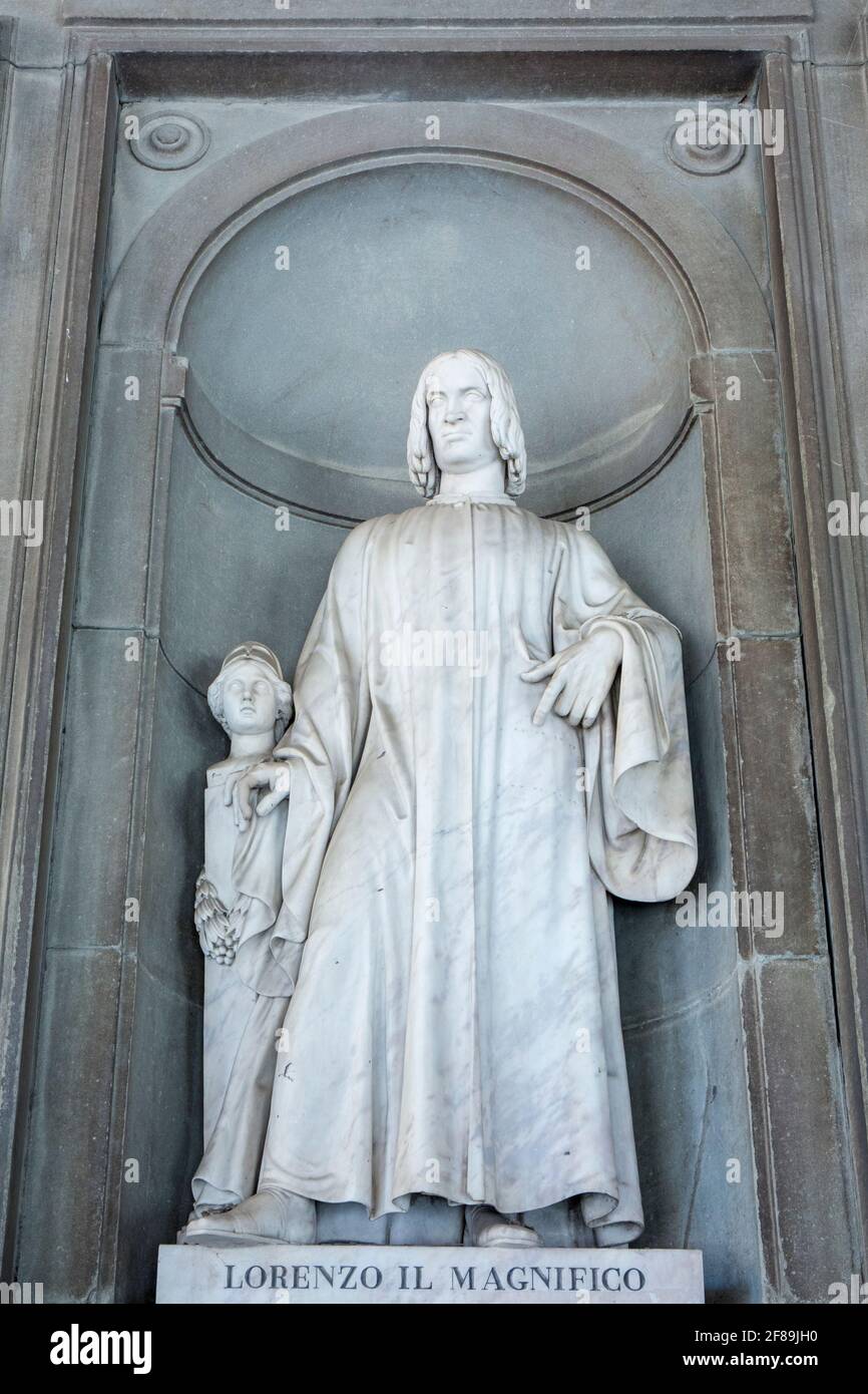 Florence, Italie. Lorenzo il Magnifico statue de Gaetano Grazzini. Il est situé dans une niche sous les portiques de la Galerie des Offices. (Pour utilisation éditoriale sur Banque D'Images